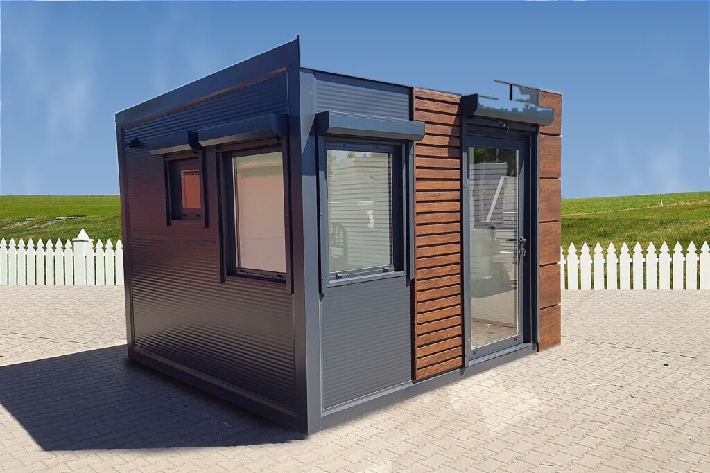 Modul Sára 3 × 3 m s obkladem v dekoru dřeva a venkovními roletami