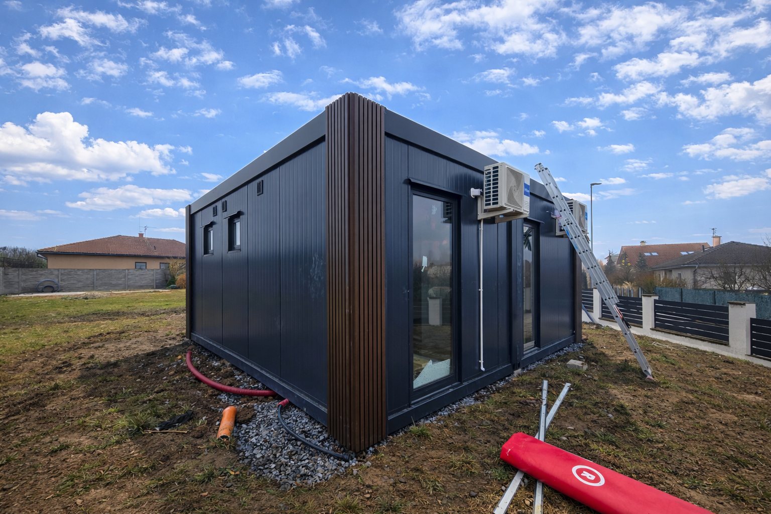 Modulový dům Lucy 6×6 s prosklenou stěnou, vstupem a klimatizací na fasádě